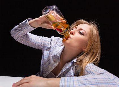 Почему женщина пьет